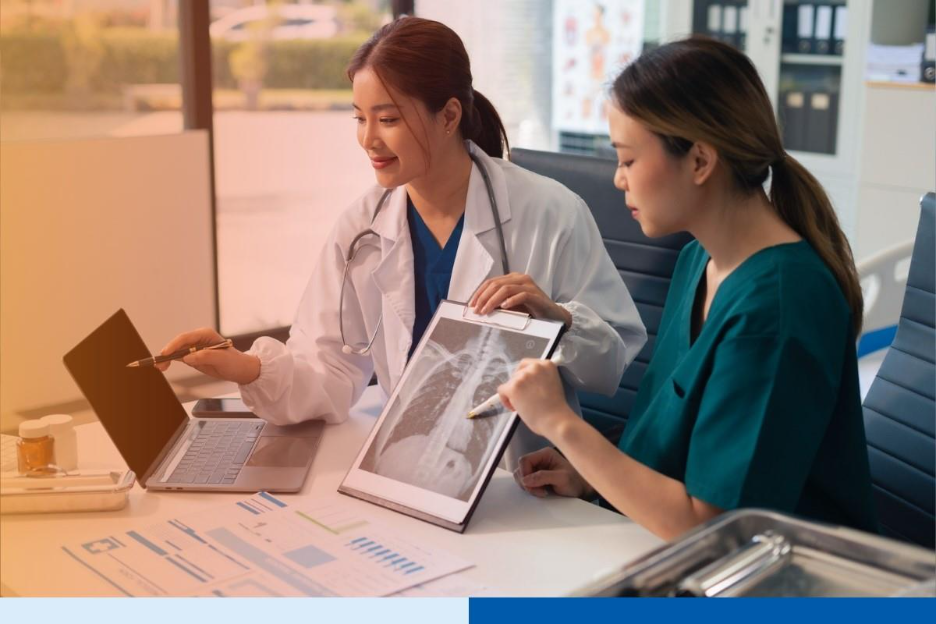 Medical-team-who-laptop-working